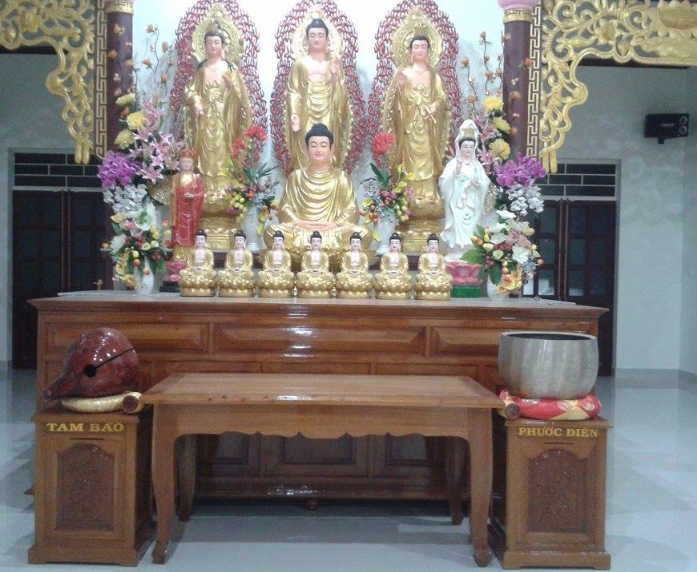bàn thờ và chuông trong không gian thờ cúng